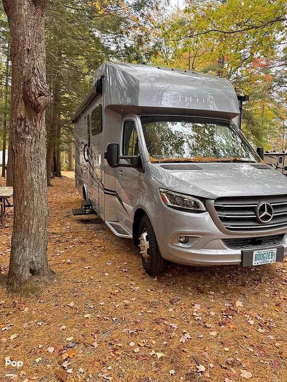 2023 Tiffin Wayfarer 25JW - Used Class C For Sale by Pop RVs in Sarasota, Florida features Generator, Slideout, Air Conditioning, Awning