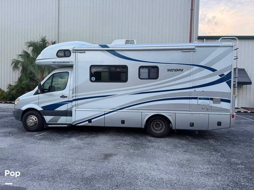2009 Fleetwood Icon 24A - Used Class C For Sale by Pop RVs in Holiday, Florida features Slideout