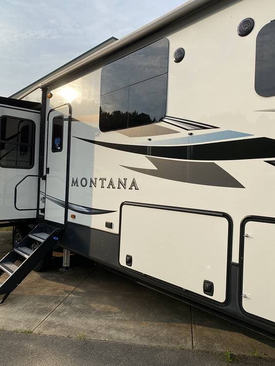 2021 Keystone Montana 3231CK - Used Fifth Wheel For Sale by Pop RVs in Woodstock, Georgia features Air Conditioning, Awning, Slideout, Leveling Jacks