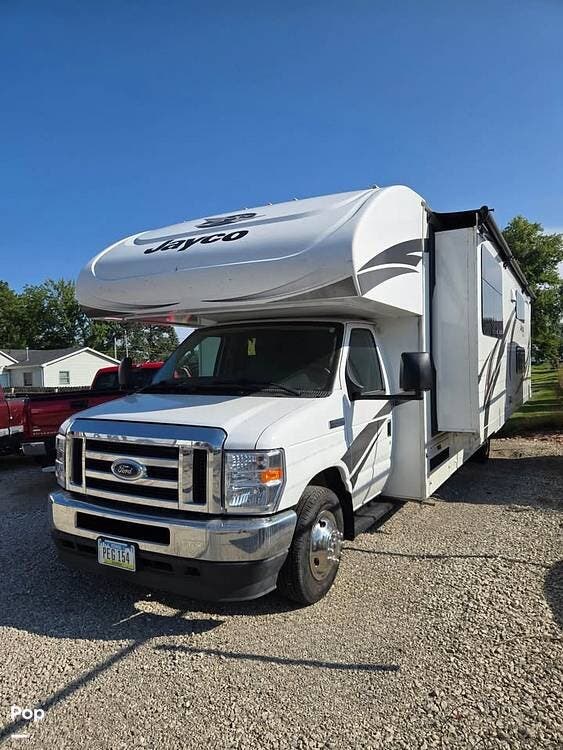 2022 Jayco Redhawk 31F - Used Class C For Sale by Pop RVs in Carlisle, Iowa features Slideout