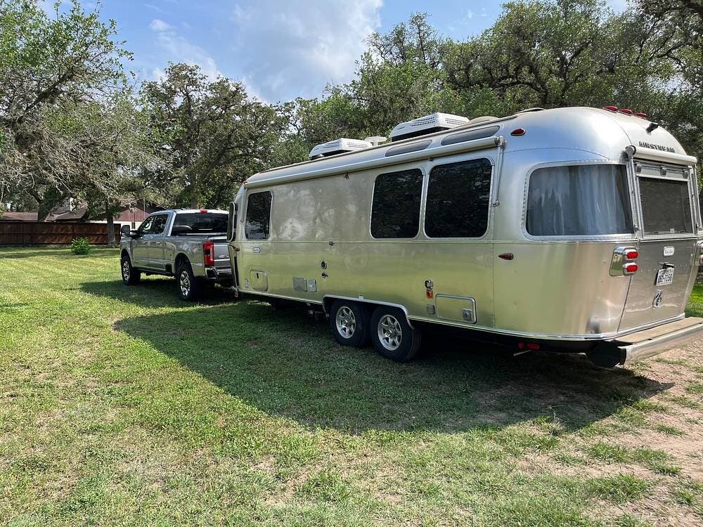 2022 Airstream Flying Cloud 25FB Twin - Used Travel Trailer For Sale by Pop RVs in Victoria, Texas features Air Conditioning, Awning, Leveling Jacks