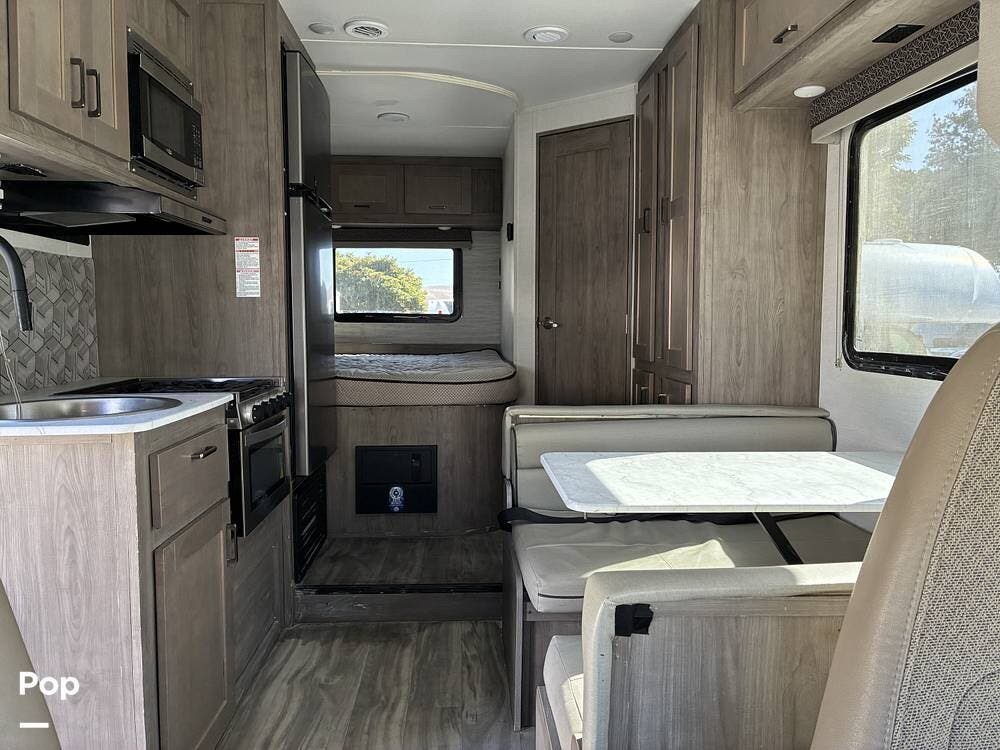 2025 Gulf Stream Conquest 6237LE - Used Class C For Sale by Pop RVs in Union City, California features Generator, Awning, Air Conditioning