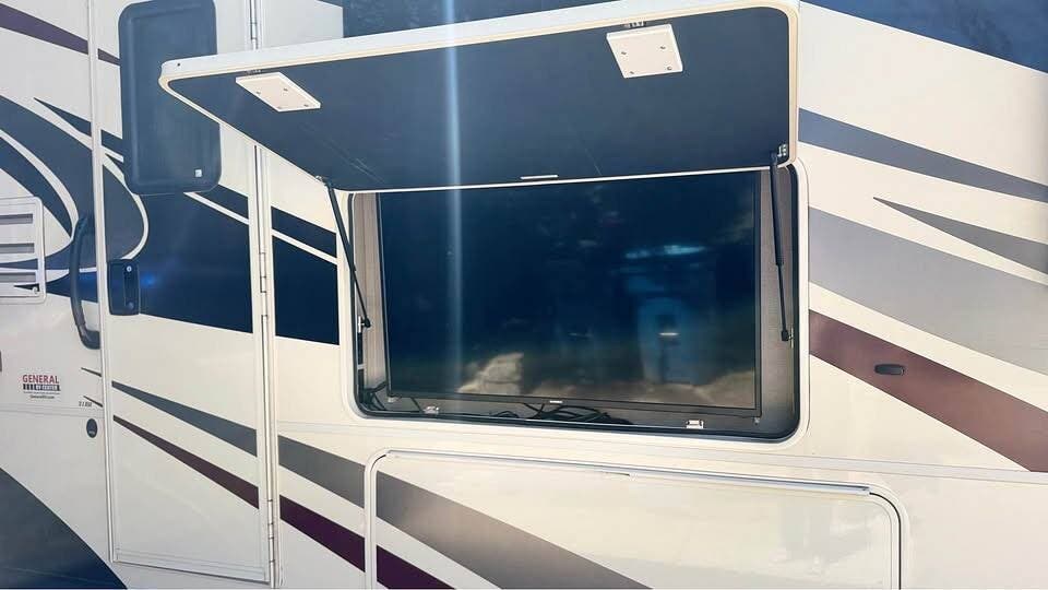 2019 Coachmen Pursuit 31BHP - Used Class A For Sale by Pop RVs in Norton Shores, Michigan features Slideout