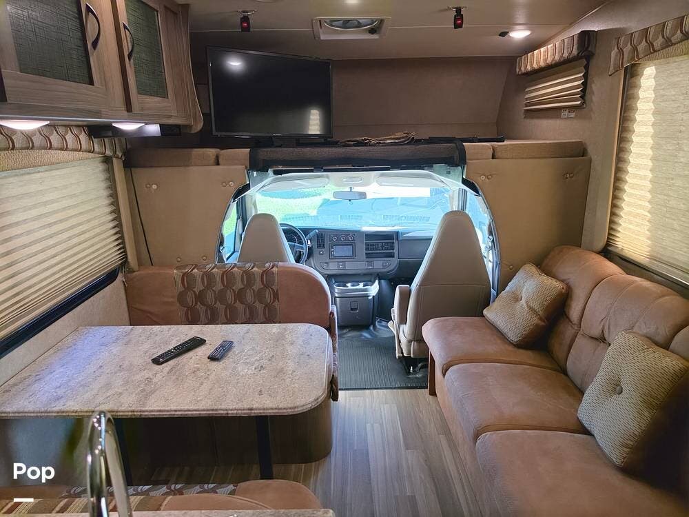 2017 Coachmen Freelander 27 QB - Used Class C For Sale by Pop RVs in Madisonville, Louisiana features Generator, Air Conditioning
