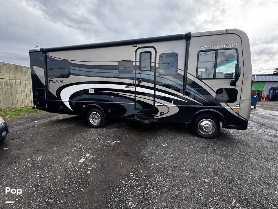 2015 Fleetwood Flair 26e - Used Class A For Sale by Pop RVs in Hood River, Oregon features Slideout, Generator, Leveling Jacks, Air Conditioning, Awning