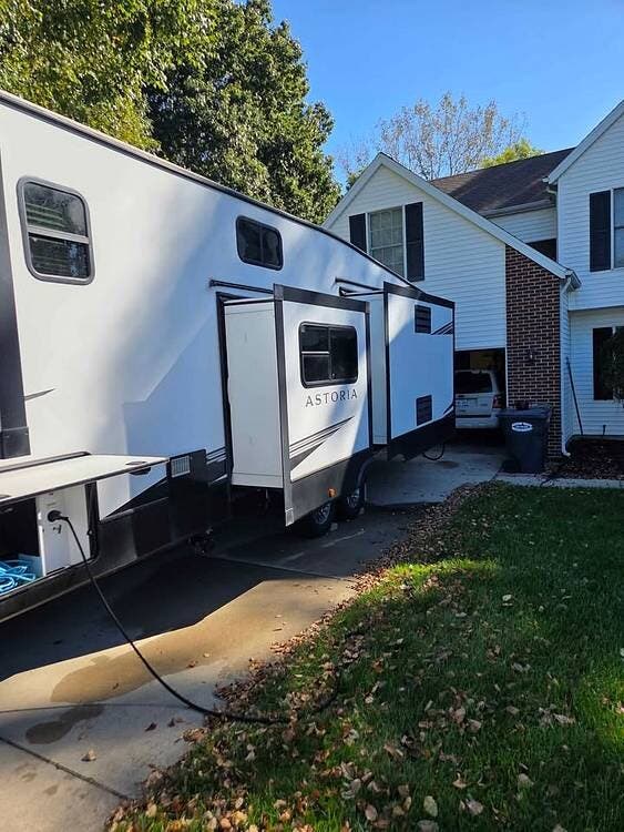 2021 Dutchmen Astoria Platinum Series 3553MBP - Used Fifth Wheel For Sale by Pop RVs in Saint Joseph, Michigan features Slideout, Awning, Air Conditioning