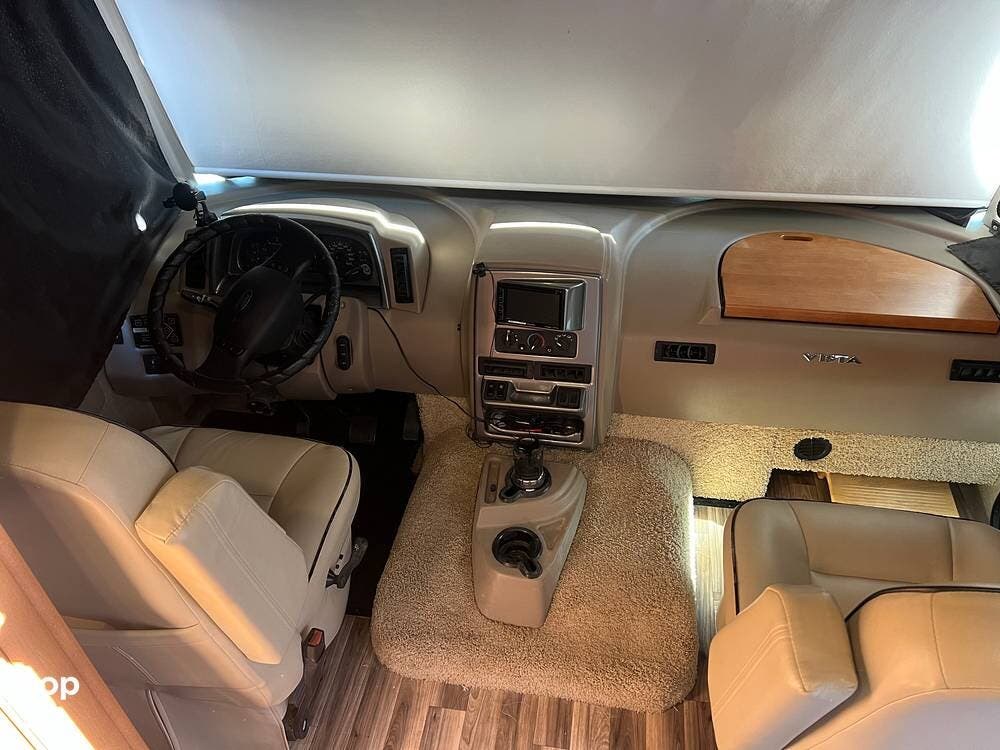 2017 Winnebago Vista 35F - Used Class A For Sale by Pop RVs in Camarillo, California features Slideout
