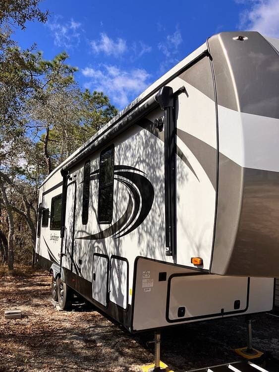 2023 Forest River Sandpiper 3370RLS - Used Fifth Wheel For Sale by Pop RVs in Weeki Wachee, Florida features Slideout