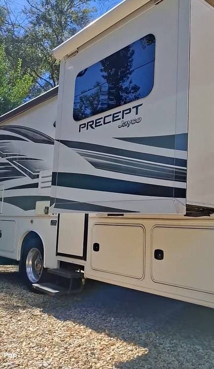 2016 Jayco Precept 31UL - Used Class A For Sale by Pop RVs in Sumrall, Mississippi features Slideout, Generator, Leveling Jacks, Air Conditioning, Awning