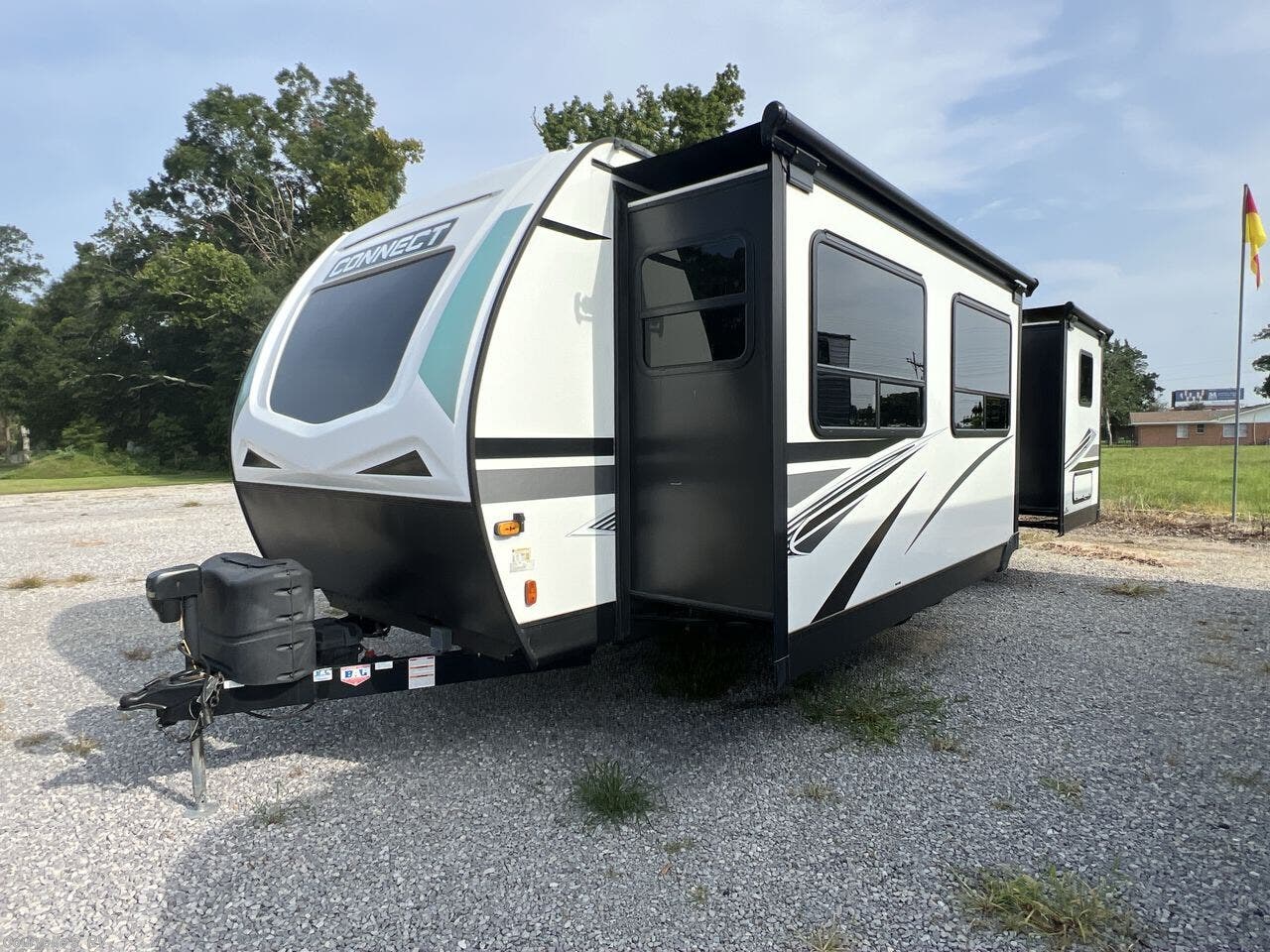 2022 K-Z Connect C272FK - Used Travel Trailer For Sale by Courvelle's RV in Opelousas, Louisiana features DVD Player, Kitchen Sink, Glass Shower Door, Exterior Speakers, Microwave