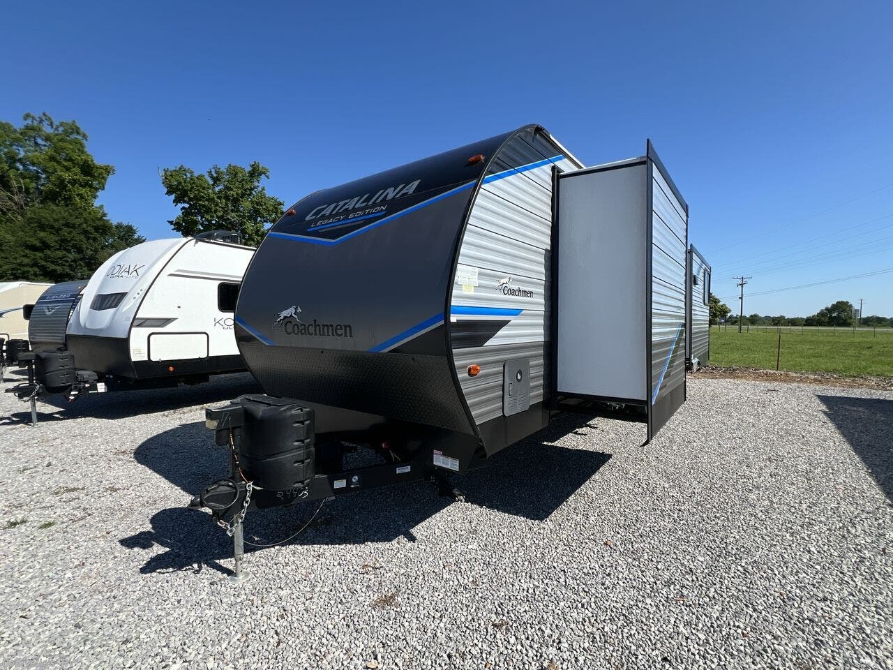 2022 Coachmen Catalina Legacy Edition 333RETS - Used Travel Trailer For Sale by Courvelle's RV in Opelousas, Louisiana features Stainless Appliances, Shower, Slideout, Leather Furniture, Non-Smoking Unit