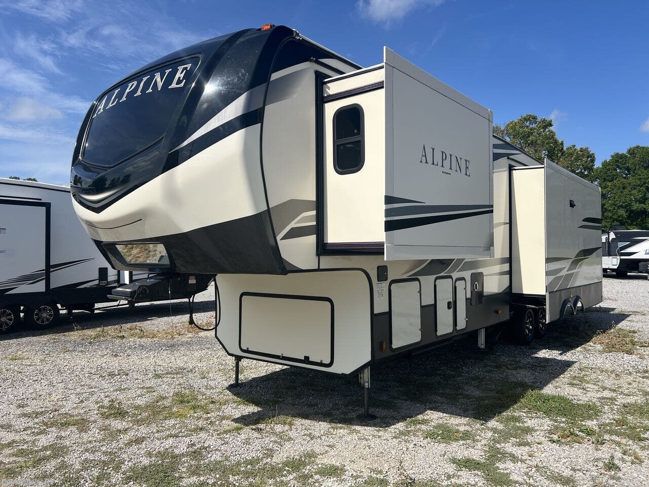 2020 Keystone Alpine 3651RL - Used Fifth Wheel For Sale by Courvelle's RV in Opelousas, Louisiana features Non-Smoking Unit, CD Player, Auxiliary Battery, TV, Hitch