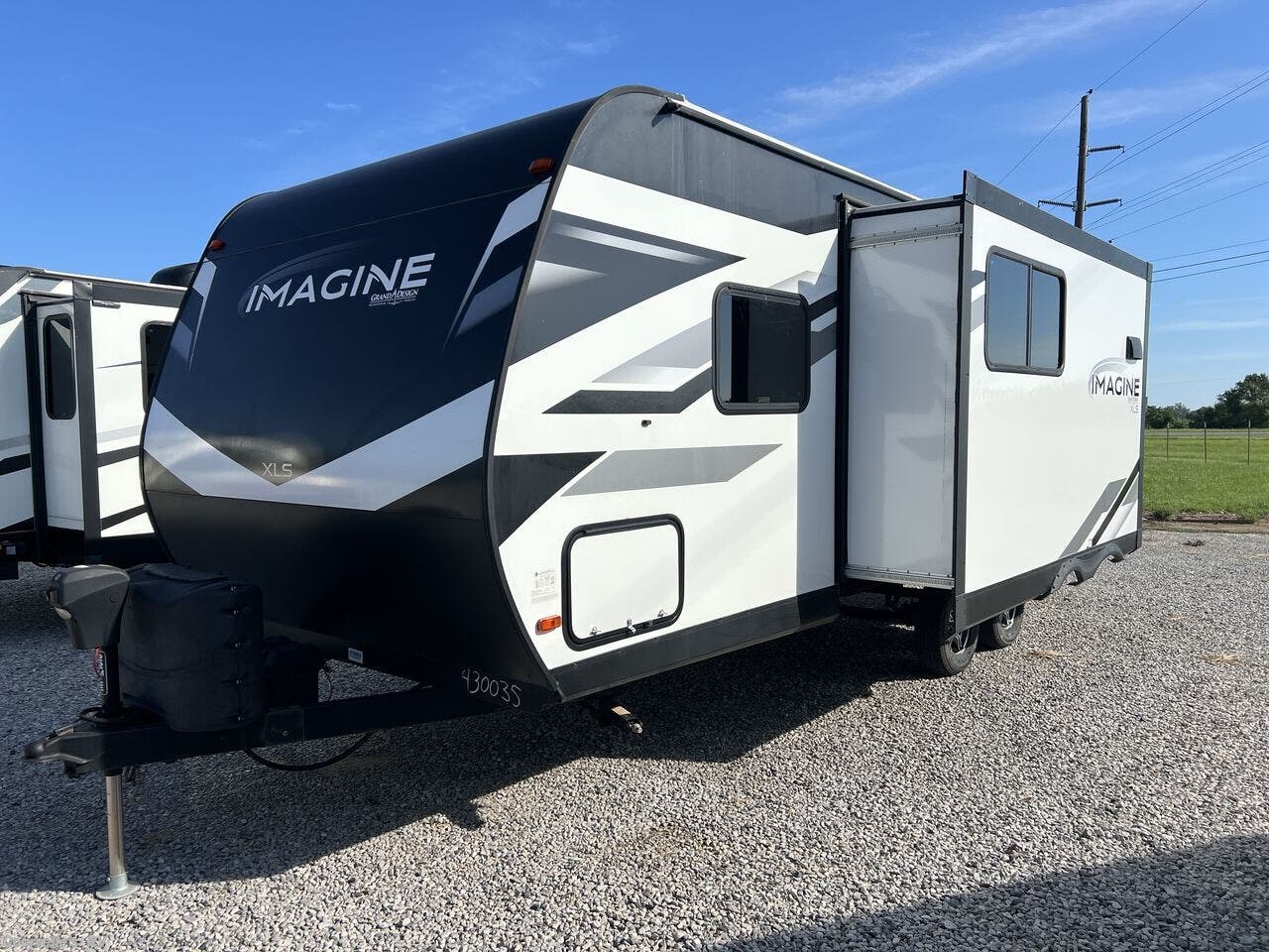 2022 Grand Design Imagine XLS 22MLE - Used Travel Trailer For Sale by Courvelle's RV in Opelousas, Louisiana features Queen Bed, Skylight, Shower, LP Detector, Booth Dinette