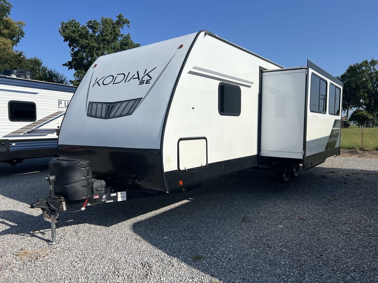 2022 Dutchmen Kodiak SE 27SBH - Used Travel Trailer For Sale by Courvelle's RV in Opelousas, Louisiana features Pantry, Pass Thru Storage, Screen Door, Booth Dinette, LED Lights