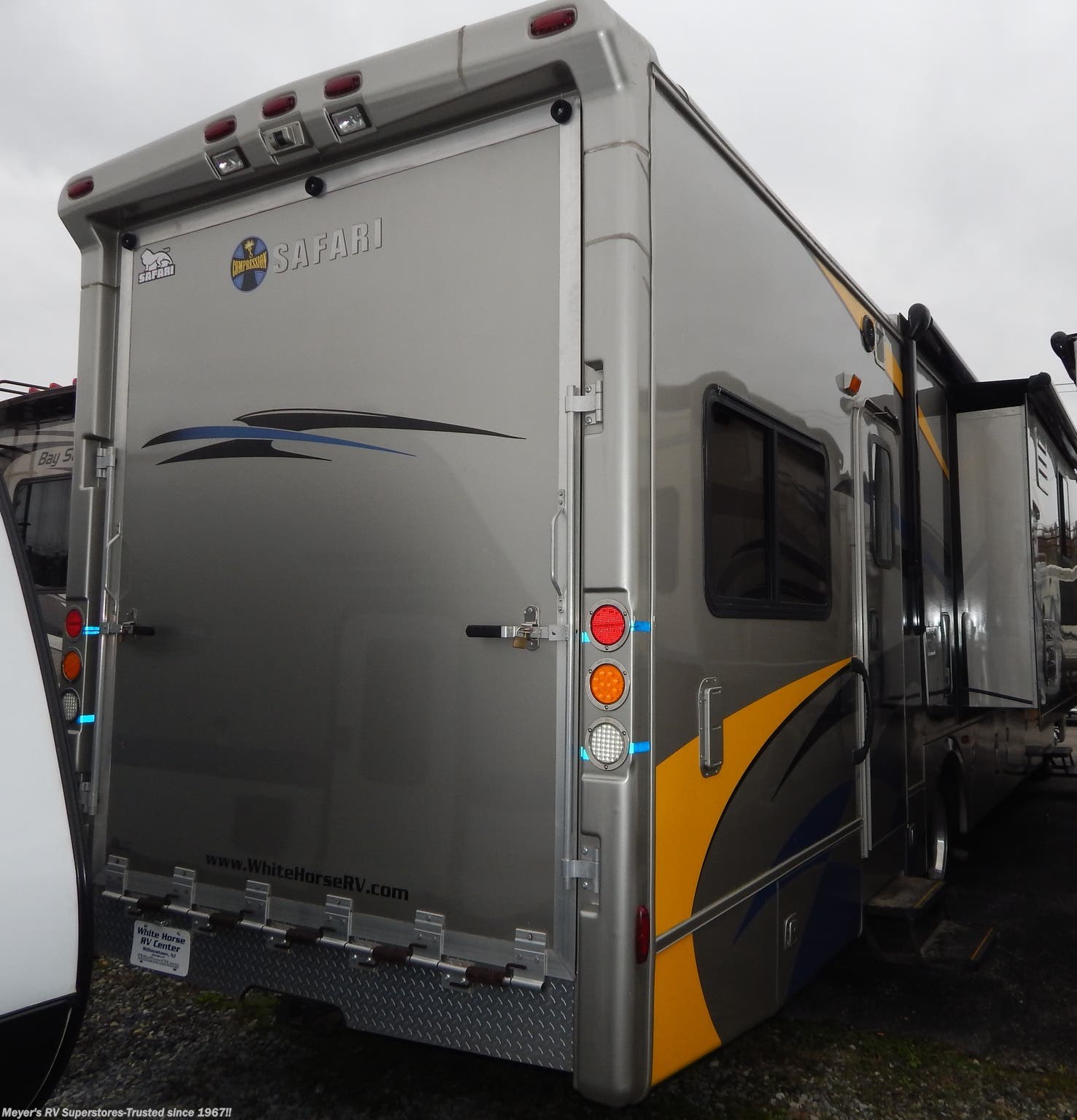 #MH12143-B - 2008 Safari Compression 37SBD Toy Hauler with 94.5