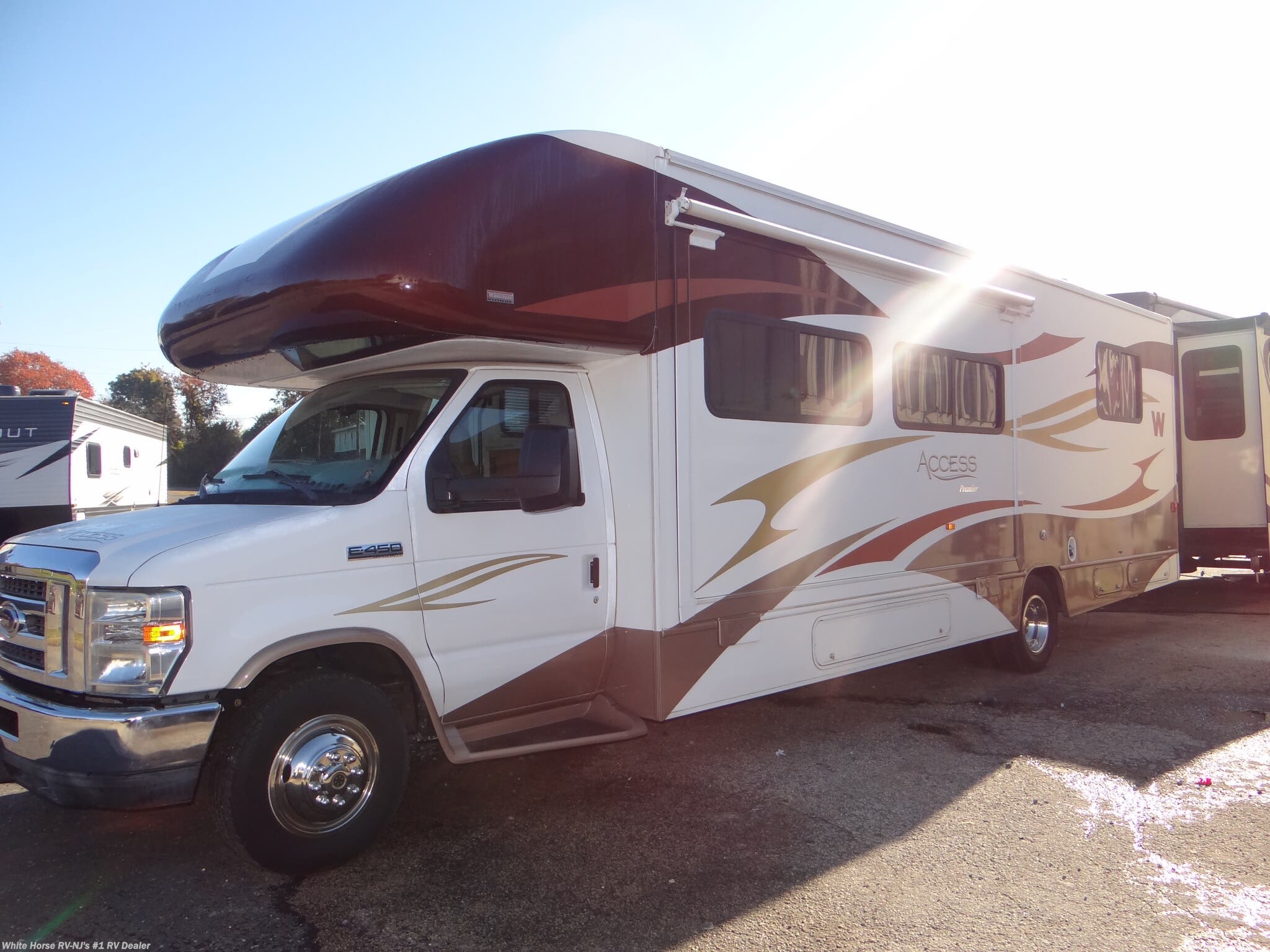 2011 Winnebago Access 31CP Sofa/Bed & Dinette Slide, Rear Queen RV for ...