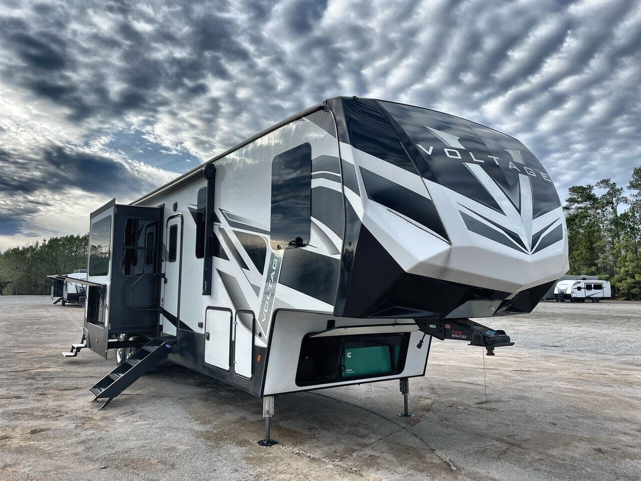 2022 Dutchmen Voltage 3845 RV for Sale in Longs, SC 29568 | UT270253 ...