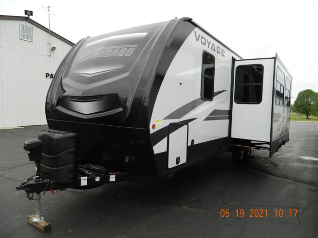 2021 Winnebago Voyage V2831RB - New Travel Trailer For Sale by Winnebago Motor Homes in Rockford, Illinois features Fantastic Fan, Air Conditioning, TV, Refrigerator, Stove