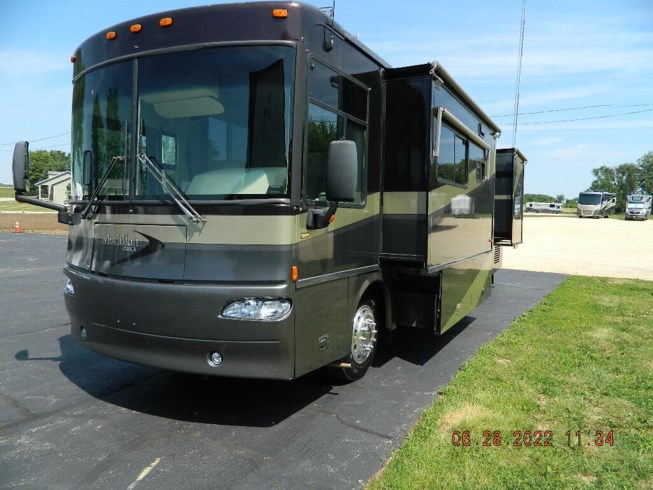 2005 Itasca Meridian 34H - Used Diesel Pusher For Sale by Winnebago Motor Homes in Rockford, Illinois features CO Detector, Auxiliary Battery, Smoke Detector, Generator, Queen Bed
