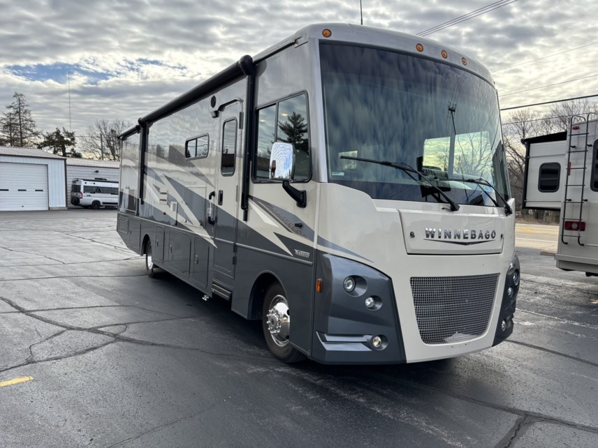 2021 Winnebago Vista 32M