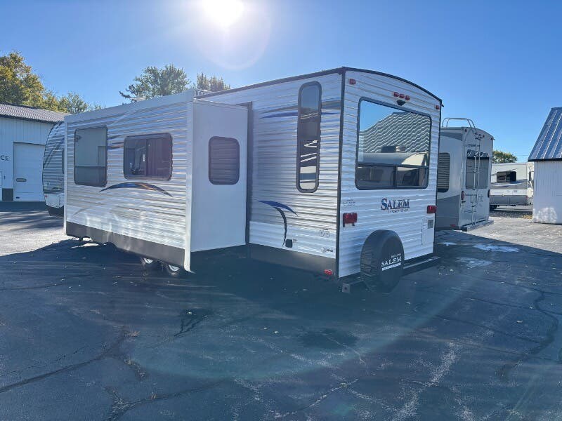 Used 2018 Forest River Salem 28RLSS available in Rockford, Illinois