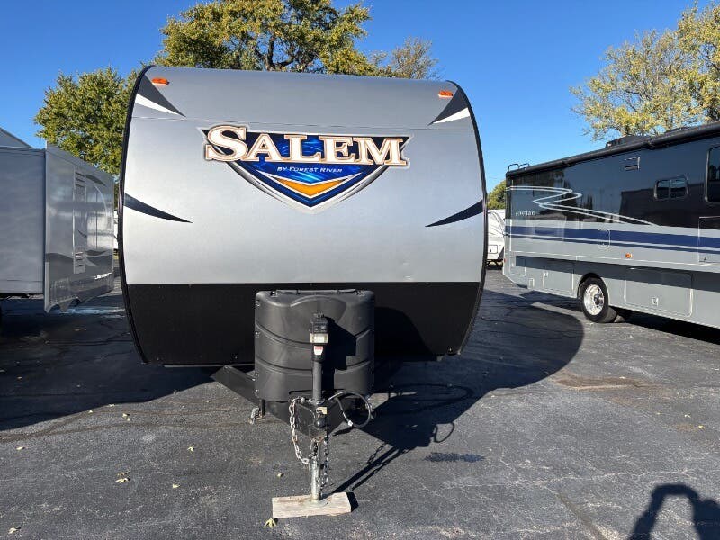 2018 Forest River Salem 28RLSS - Used Travel Trailer For Sale by Winnebago Motor Homes in Rockford, Illinois features Microwave, TV Antenna, Refrigerator, LP Detector, Power Awning