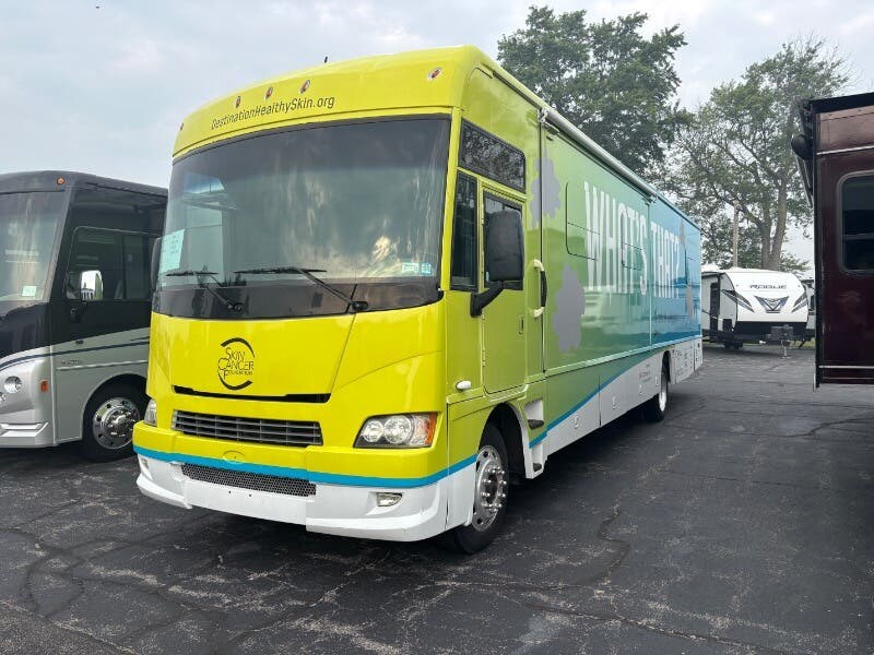 2010 Adventurer 35Z by Winnebago from Winnebago Motor Homes in Rockford, Illinois