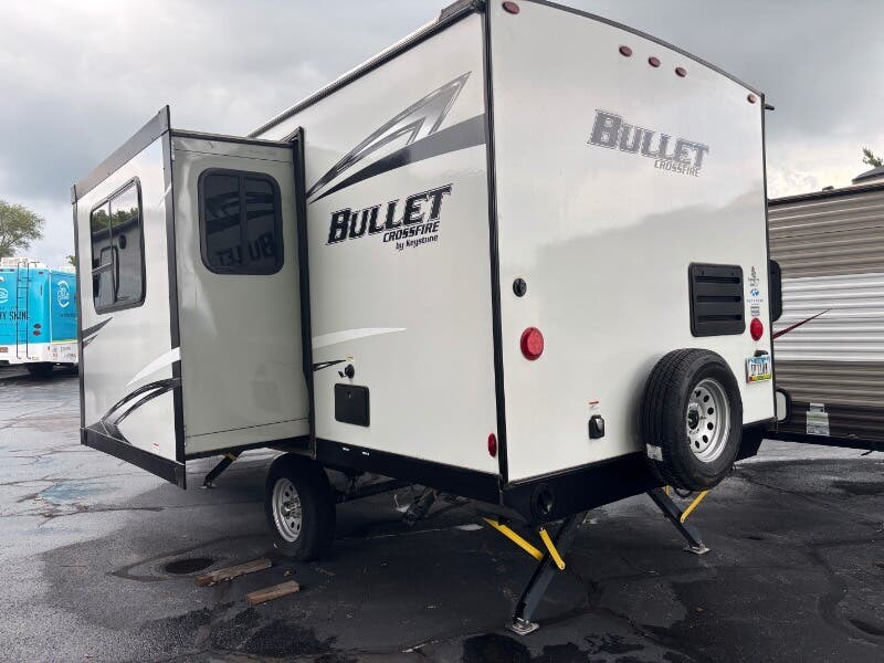 2021 Keystone Bullet Crossfire 1850RB - Used Travel Trailer For Sale by Winnebago Motor Homes in Rockford, Illinois