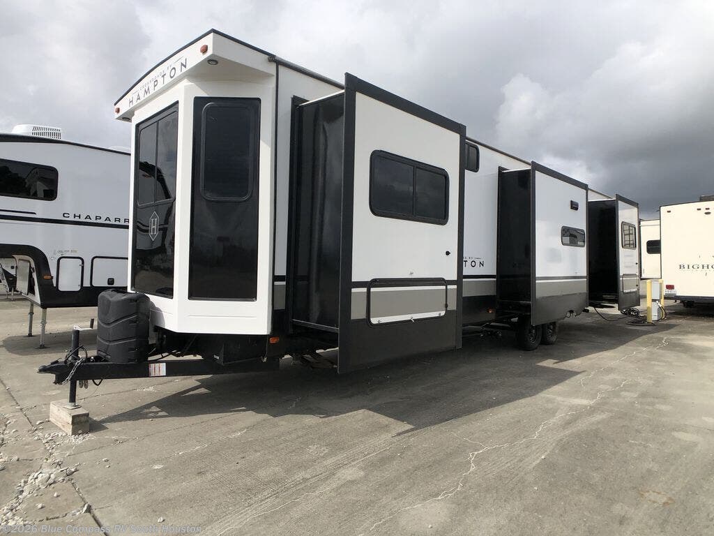 Used 2023 CrossRoads Hampton 378DBB available in Alvin, Texas