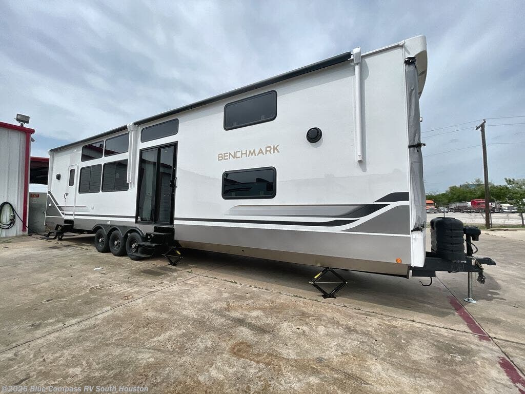 2026 Benchmark 44LFT by Alliance RV from Blue Compass RV South Houston in Alvin, Texas