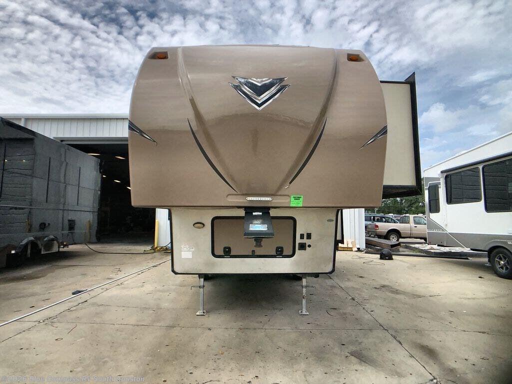 2019 Forest River Flagstaff 524RLBS - Used Fifth Wheel For Sale by Blue Compass RV South Houston in Alvin, Texas