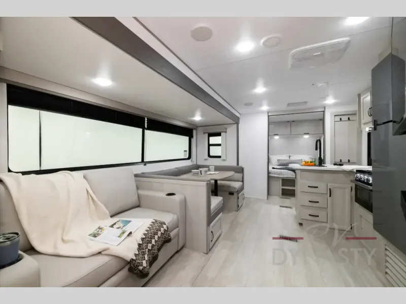 2027 Catalina Legacy Edition 323BHDSCK by Coachmen from RV Dynasty in Bunker Hill, Indiana