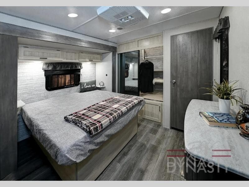 2027 Catalina Legacy Edition 343BHTS by Coachmen from RV Dynasty in Bunker Hill, Indiana