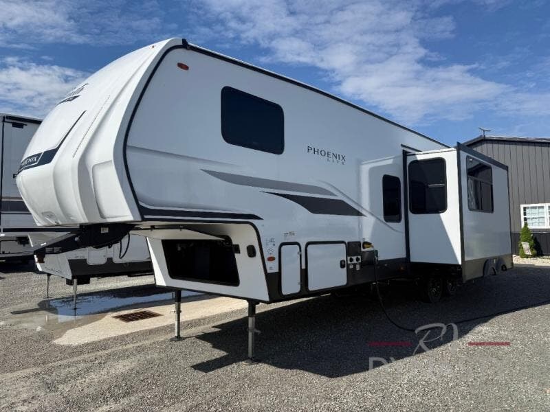 2027 Phoenix Lite 31BH by Shasta from RV Dynasty in Bunker Hill, Indiana