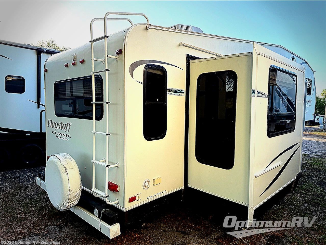 2014 Forest River Flagstaff Classic Super Lite 8528RSWS - Used Fifth Wheel For Sale by Optimum RV - Zephyrhills in Zephyrhills, Florida features Slideout