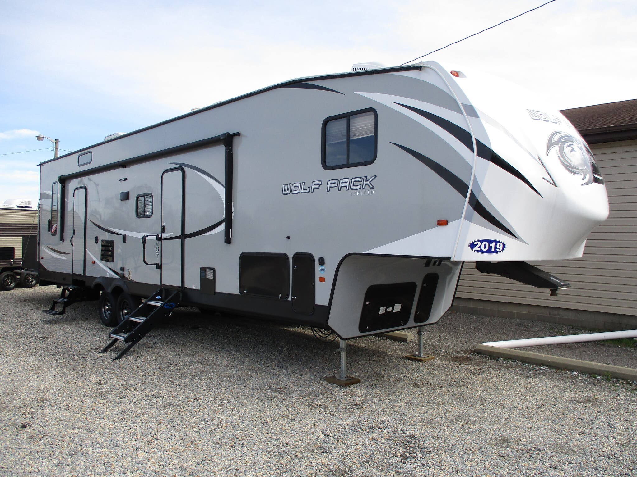 2019 Forest River Cherokee Wolf Pack 315PACK12 RV for Sale in Clayton, DE 19938 | 211903 | RVUSA 2019 Forest River Cherokee Wolf Pack 315pack12