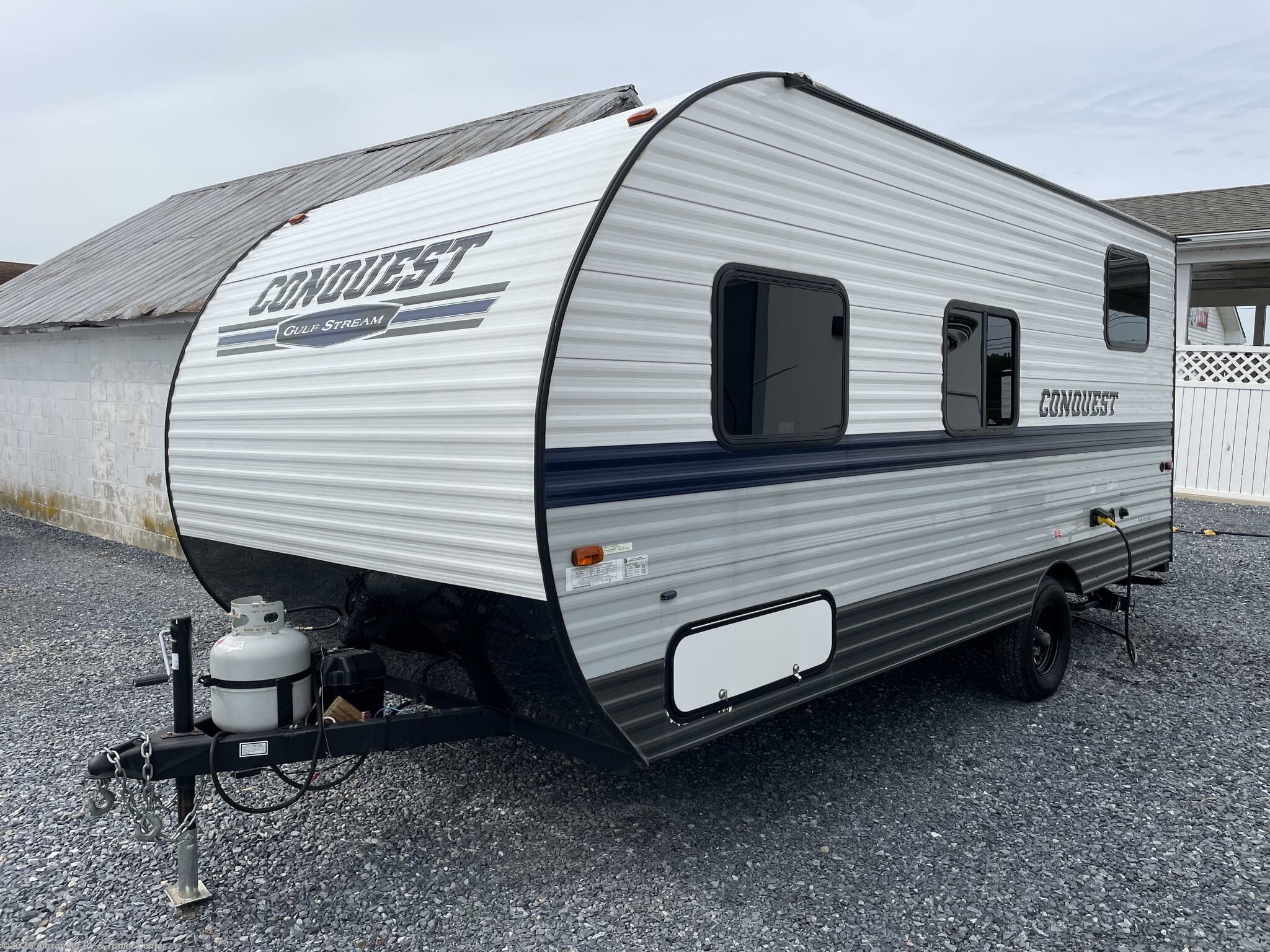 2022 Gulf Stream Conquest Super Lite 199DD - Used Travel Trailer For Sale by Alexander RV & Trailer Center in Clayton, Delaware features Toilet, Water Heater, Refrigerator, Booth Dinette, Bunk Beds