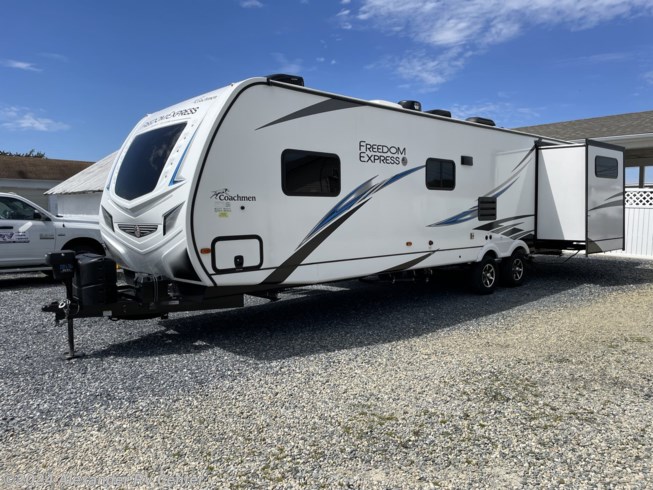 2021 Coachmen Freedom Express Liberty Edition 326BHDSLE - Used Travel Trailer For Sale by Alexander RV Center in Clayton, Delaware