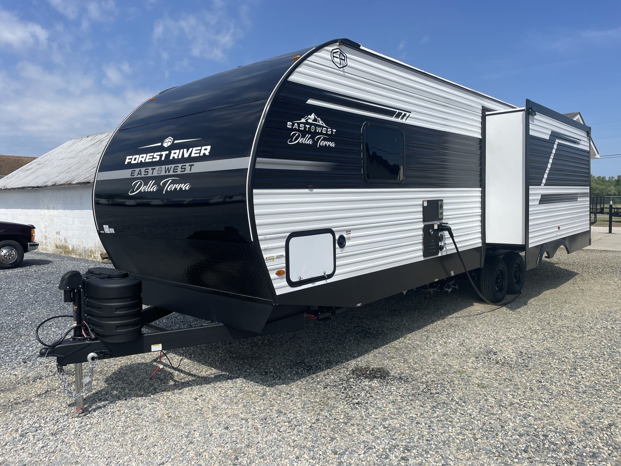 2025 East to West Della Terra 272RL - New Travel Trailer For Sale by Alexander RV & Trailer Center in Clayton, Delaware features Fire Extinguisher, Black Tank Flush, King Size Bed, Converter, Detachable Power Cord