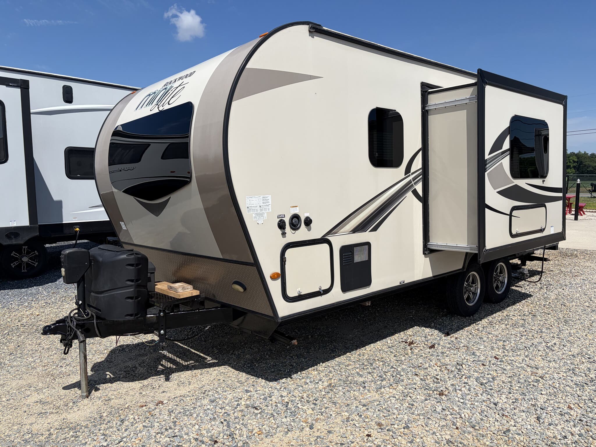 2019 Forest River Rockwood Mini Lite 2109S - Used Travel Trailer For Sale by Alexander RV & Trailer Center in Clayton, Delaware features Screen Door, Microwave, Roof Vent, Fire Extinguisher, Refrigerator