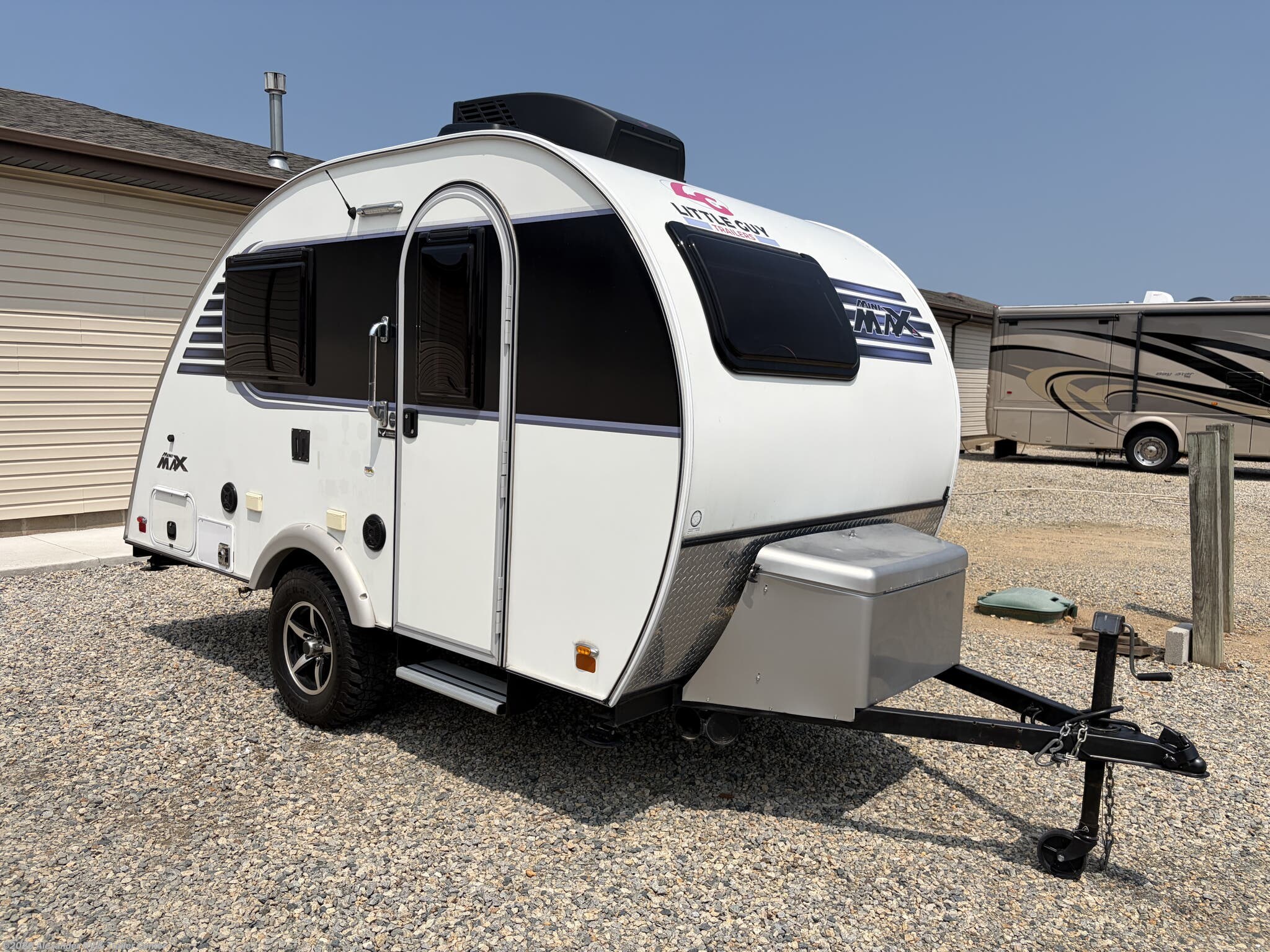 2019 Little Guy Mini Max 17' - Used Travel Trailer For Sale by Alexander RV & Trailer Center in Clayton, Delaware features CO Detector, Stabilizer Jacks, Kitchen Sink, Microwave, Detachable Power Cord