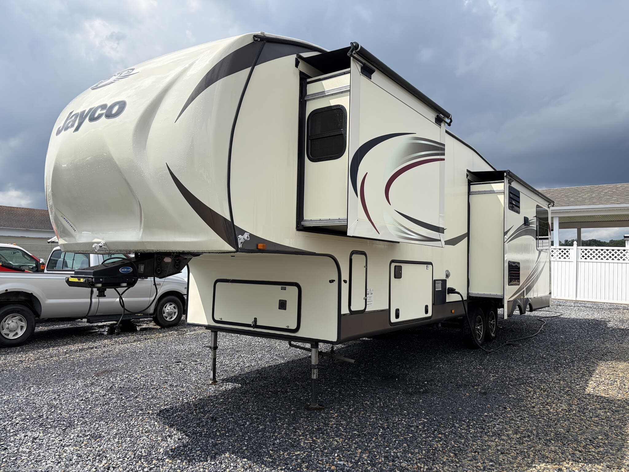 2016 Jayco Eagle 317RLOK - Used Fifth Wheel For Sale by Alexander RV & Trailer Center in Clayton, Delaware features Oven, Automatic Leveling Jacks, Smoke Detector, Kitchen Sink, Enclosed Underbelly