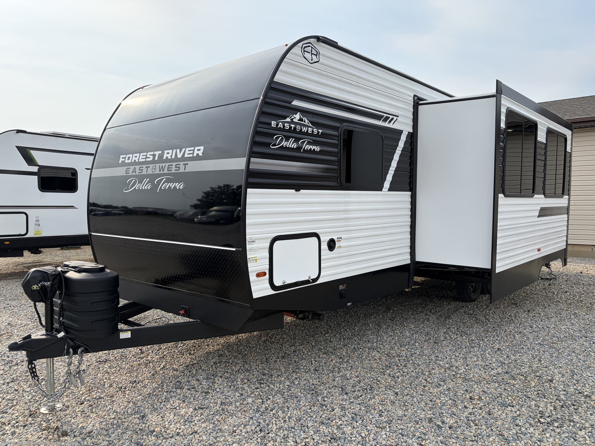 2027 East to West Della Terra 280BH - New Travel Trailer For Sale by Alexander RV & Trailer Center in Clayton, Delaware features Aluminum Entrance Steps, Propane, LP Detector, Roof Vent, TV Antenna