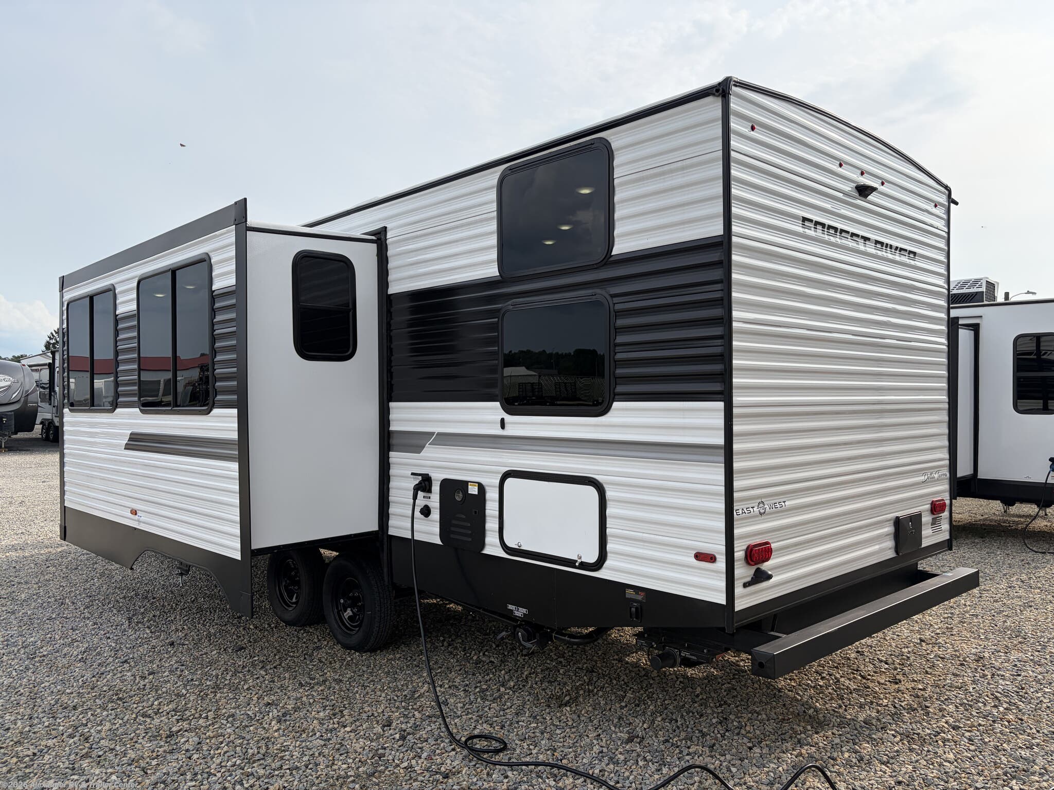 2027 Della Terra 280BH by East to West from Alexander RV & Trailer Center in Clayton, Delaware