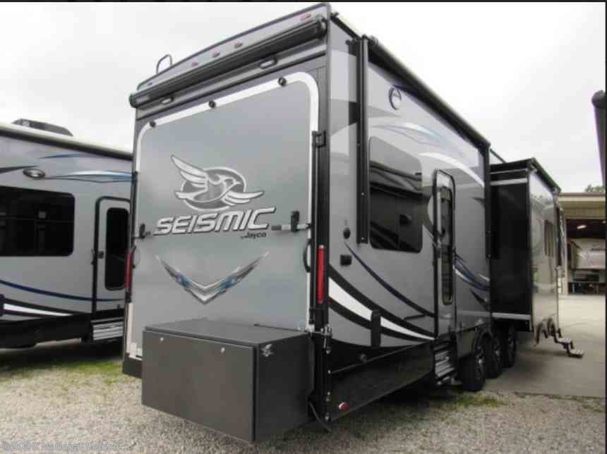 2017 Jayco Seismic Toy Hauler 4250 RV for Sale in Clarksville, TN 37043