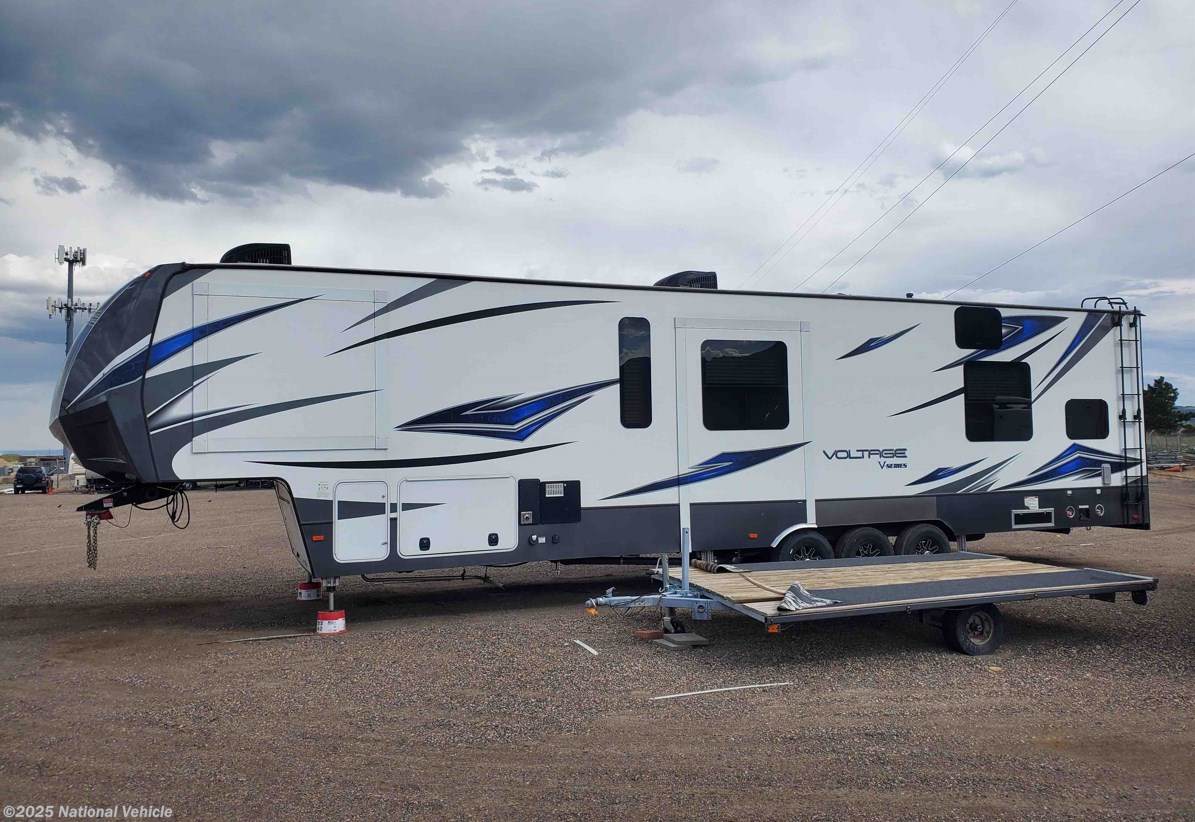 2016 Dutchmen Voltage Toy Hauler 4105 RV for Sale in Omaha, NE 68127