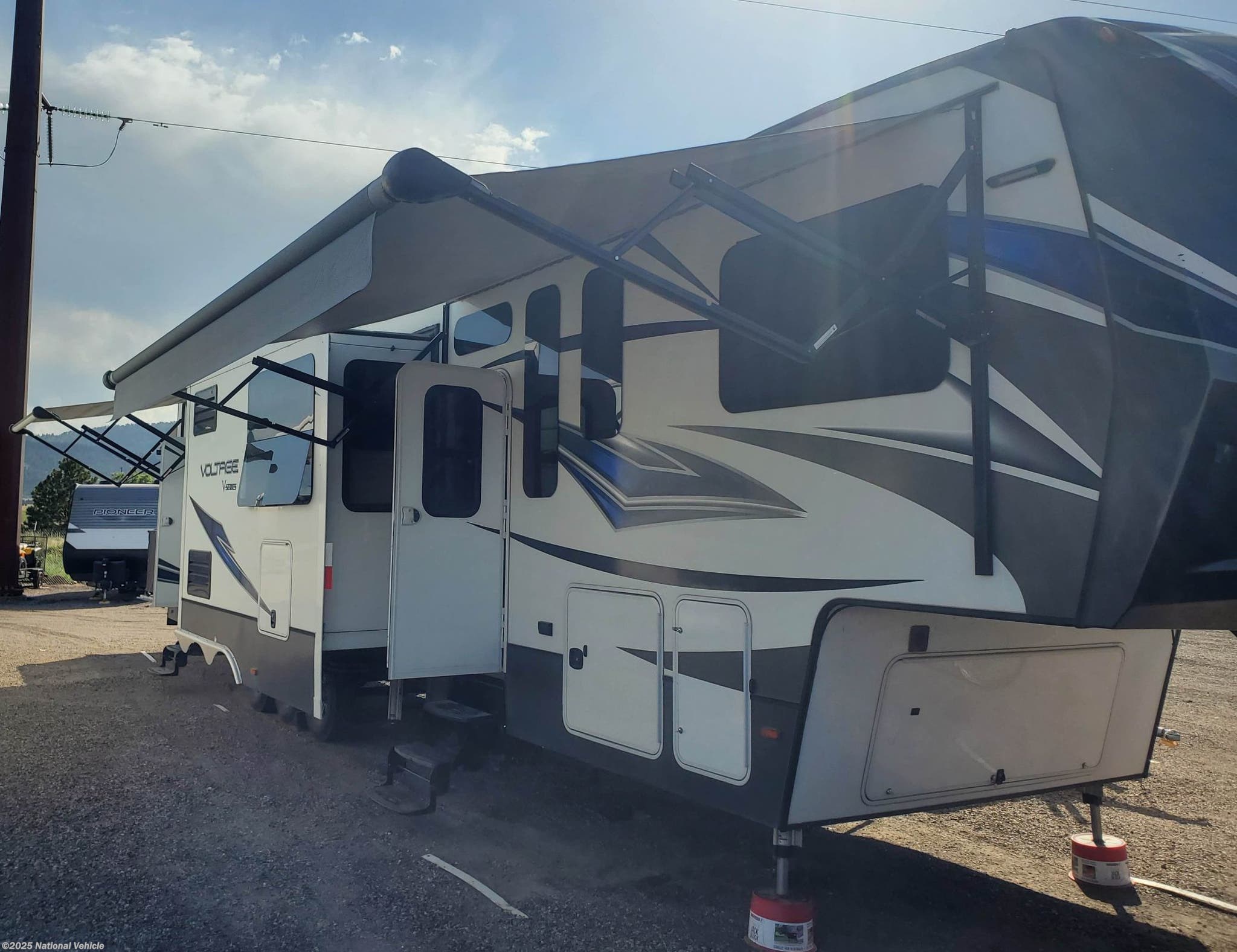2016 Dutchmen Voltage Toy Hauler 4105 RV for Sale in Omaha, NE 68127