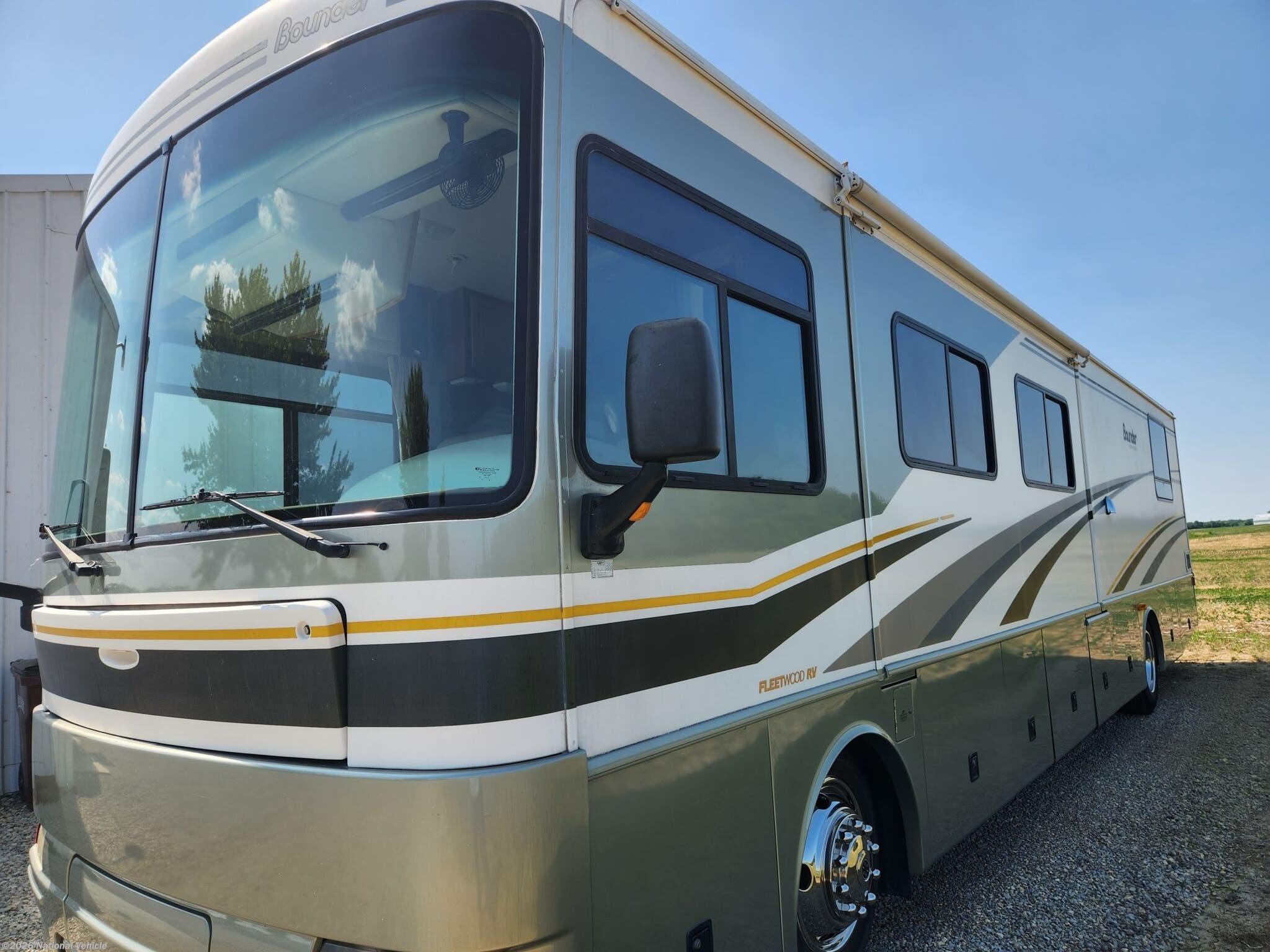 2004 Fleetwood Bounder 39Z RV for Sale in New Lebanon, OH 45345