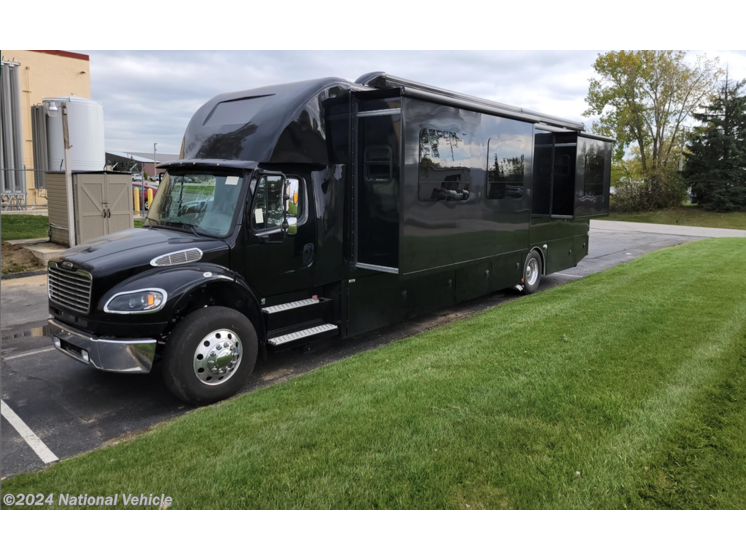 Used 2023 Custom Apollo 40S3 available in Warsaw, Indiana