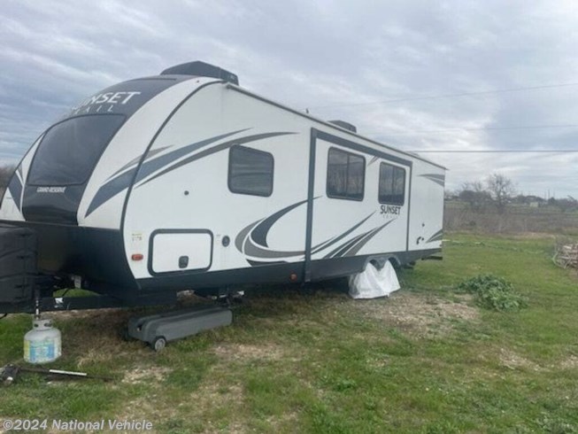 2018 CrossRoads Sunset Grand Reserve 28BH - Used Travel Trailer For Sale by National Vehicle in Burleson, Texas